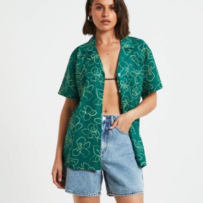 Wholesale CHARLIE HOLIDAY Lola Short Sleeve Relaxed Shirt In Floral Green