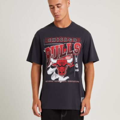 New MITCHELL & NESS Brush Off 2.0 Bulls Short Sleeve T-Shirt Faded Black